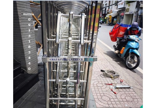 Cổng xếp kéo tay làm bằng inox 